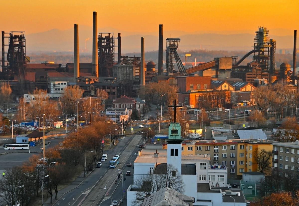 Panorama Dolní oblasti Vítkovice v Ostravě nad střechami města za soumraku