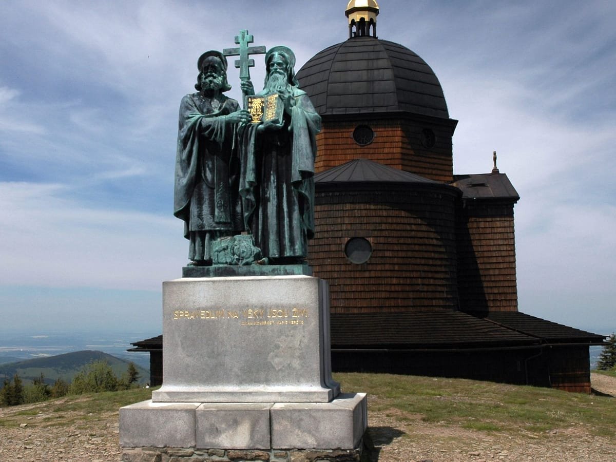 Sousoší Cyrila a Metoděje a dřevěná kaple na vrcholu Radhoště