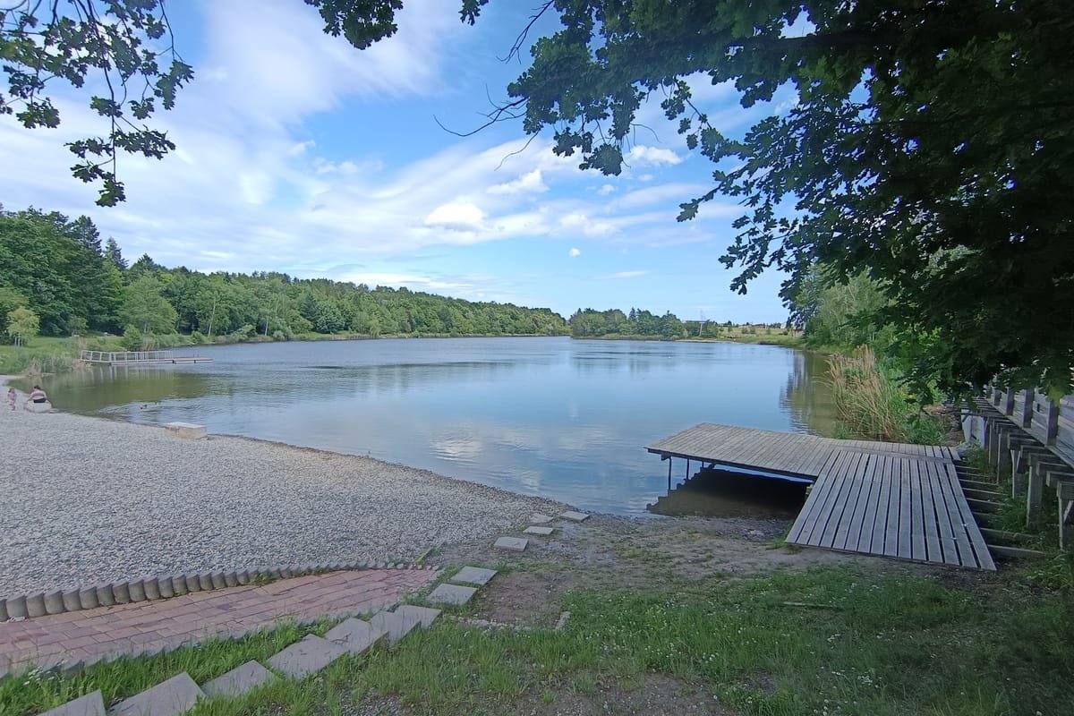 Dřevěné molo a pláž u přírodního koupaliště Stříbrné jezero v Opavě