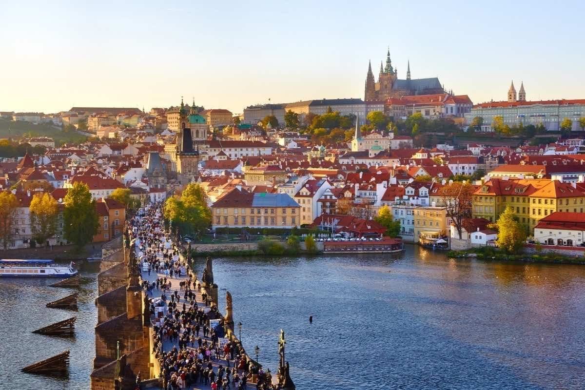 Pohled na Pražský hrad a Vltavu s Karlovým mostem v podvečerním světle