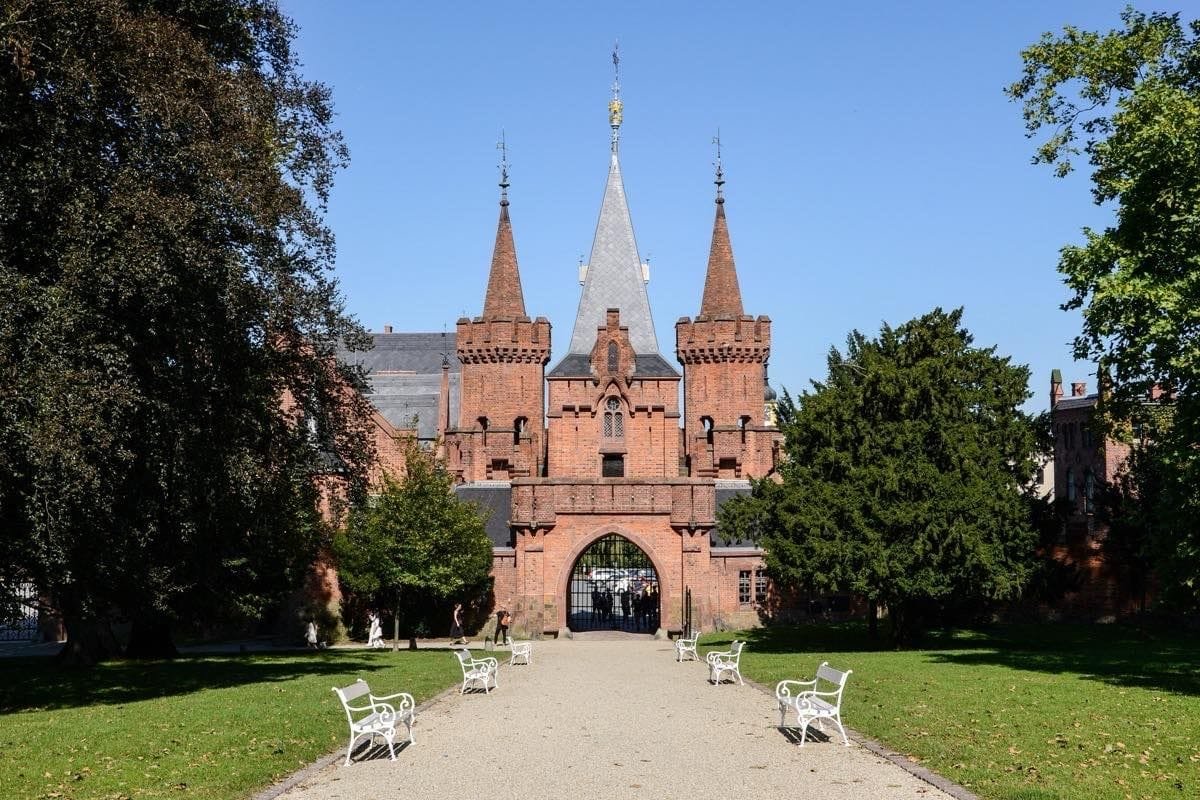 Hlavní brána Červeného zámku v Hradci nad Moravicí z režných cihel